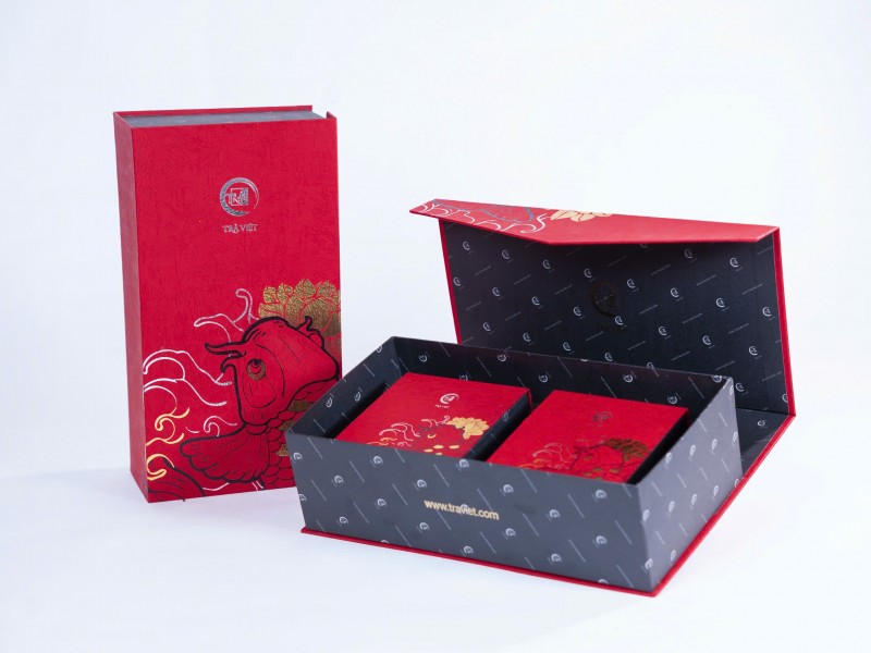 Set quà Trung thu Cá chép chơi trăng -  02 Bánh trung thu và 01 hộp Trà Việt