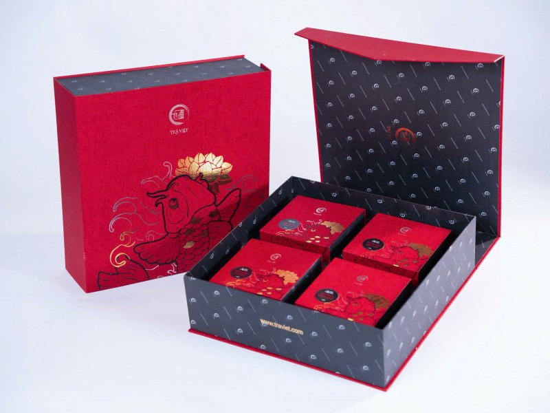 Set quà Trung thu Cá chép chơi trăng -  04 Bánh trung thu và 01 hộp Trà Việt